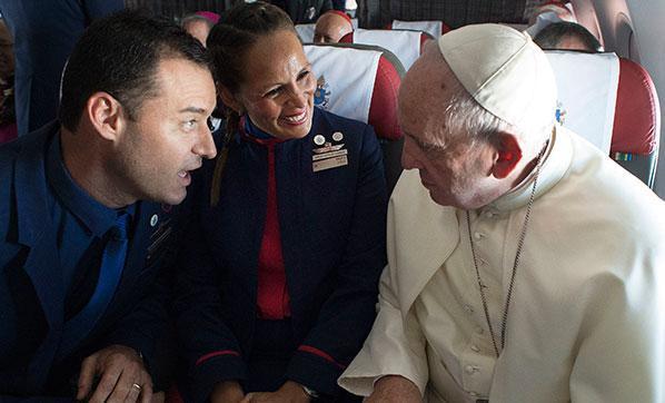 Papa uçakta iki kabin görevlisini evlendirdi