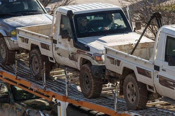 ÖSO askerleri, silah ve mühimmat yüklü araçlarla Afrine geçti