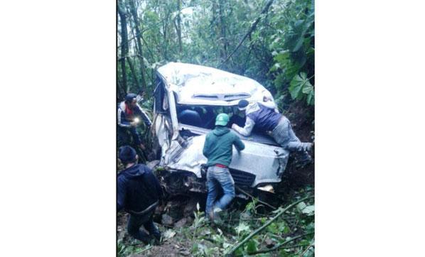 Guatemalada otobüs uçuruma yuvarlandı