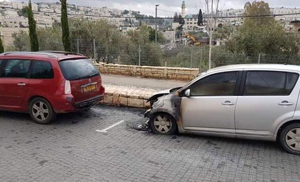 İsrail, Filistinlilerin araçlarını ateşe verdi