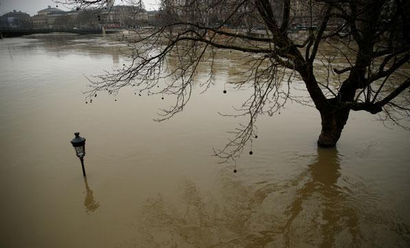 4 metreye ulaştı Seine Nehri taşmak üzere