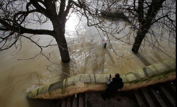4 metreye ulaştı Seine Nehri taşmak üzere