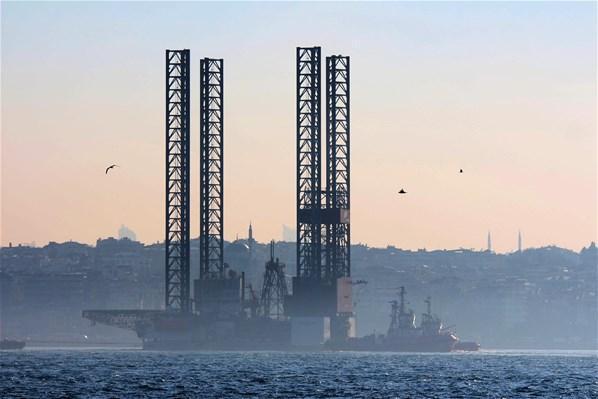 Dev petrol platformu İstanbul Boğazından geçiyor