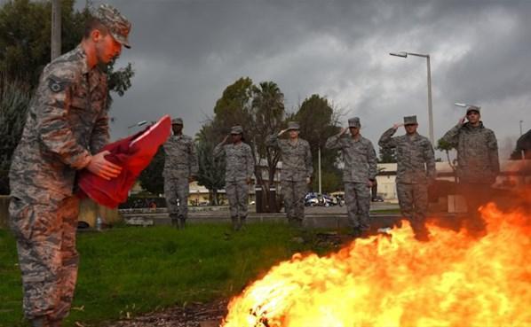 ABD askeri İncirlik Üssünde bayrak yaktı