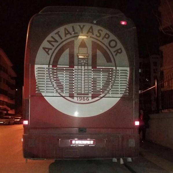 Antalyasporun otobüsüne taşlı saldırı