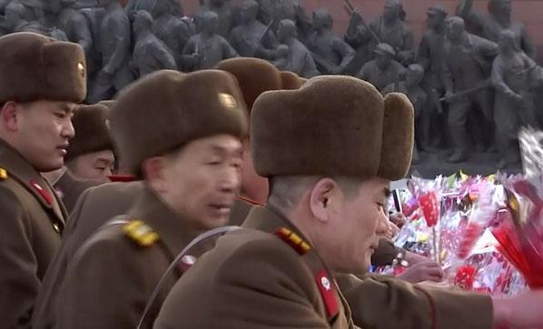 Kuzey Koreden gizemli tören On binlerce insan izledi