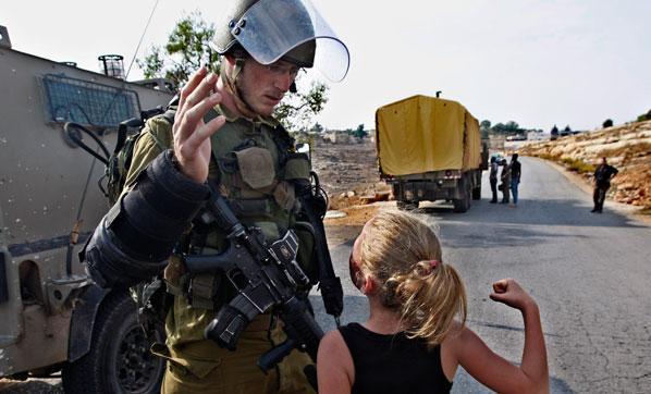 İsrail askerine yumruk atan cesur kız mahkemede
