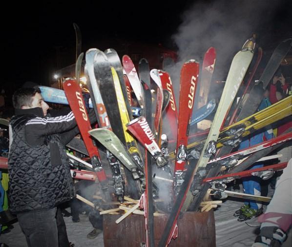 Kayak hocaları 40 bin liralık kayak takımı yaktı