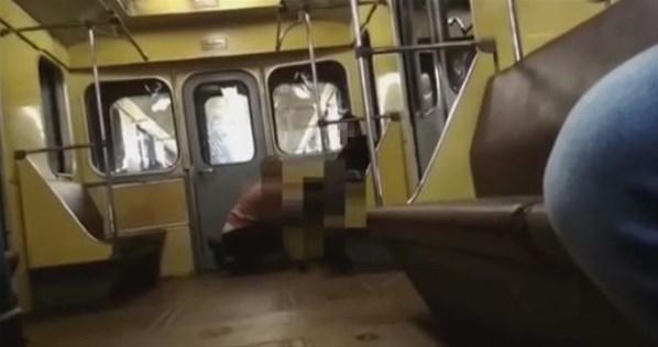 ŞOK Metroda herkesin gözü önünde cinsel ilişkiye girdiler