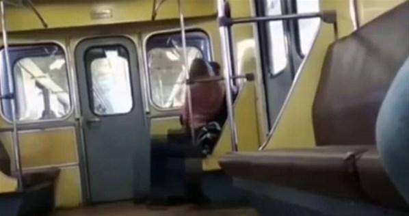 ŞOK Metroda herkesin gözü önünde cinsel ilişkiye girdiler