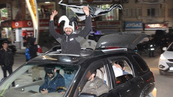 Hakkaride halaylı Beşiktaş kutlaması