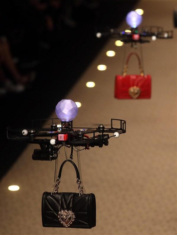 Milanoda ilginç defile Drone ile tanıtıldı