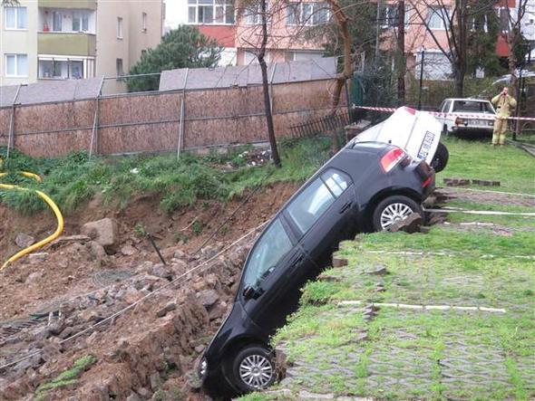 Kadıköyde toprak kayması Bina boşaltıldı