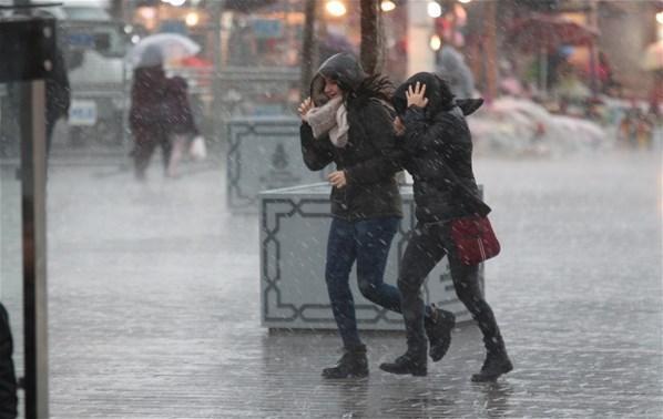 Son dakika: Şiddetli fırtına İstanbulu vurdu