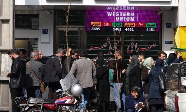 İran karıştı Halk döviz bürolarına akın etti