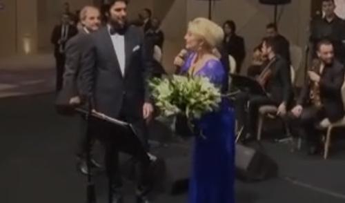Adnan Oktar ünlü şarkıcıya sımsıkı sarıldı