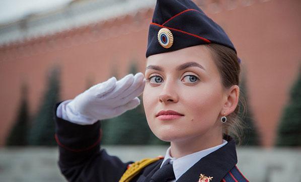 Rusya’nın model görünümlü kadın polisleri: Tutukla beni diyerek...