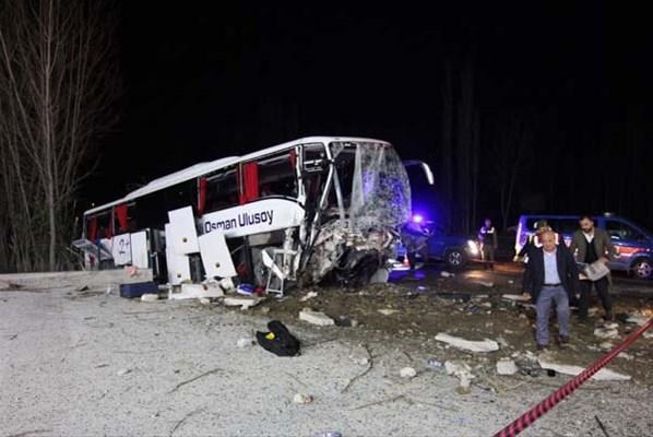 Çorumda feci kaza: 2 ölü 33 yaralı