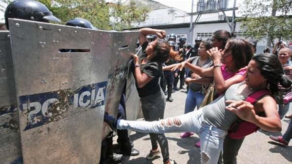 Venezuelada bir polis karakolunda ayaklanma