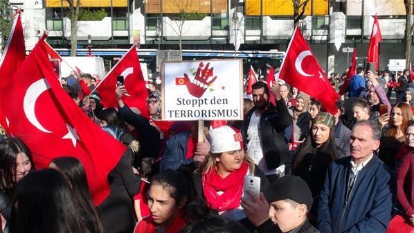 Almanyadaki Türklerden terör karşıtı gösteri