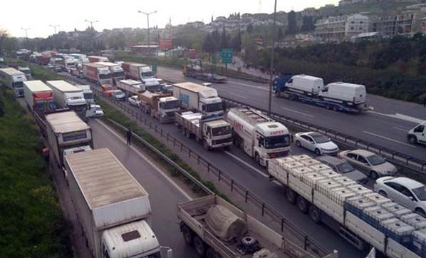 TEMde büyük kaza: Ankara istikameti ulaşıma kapandı