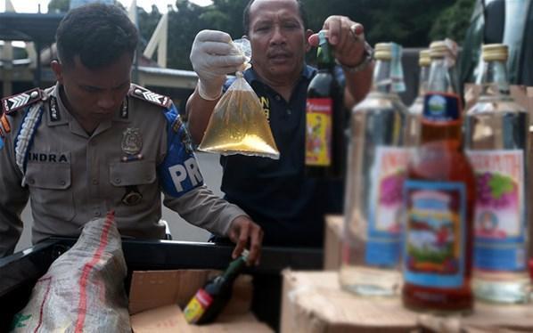 Endonezyada sahte içkiden ölenlerin sayısı 100ü aştı