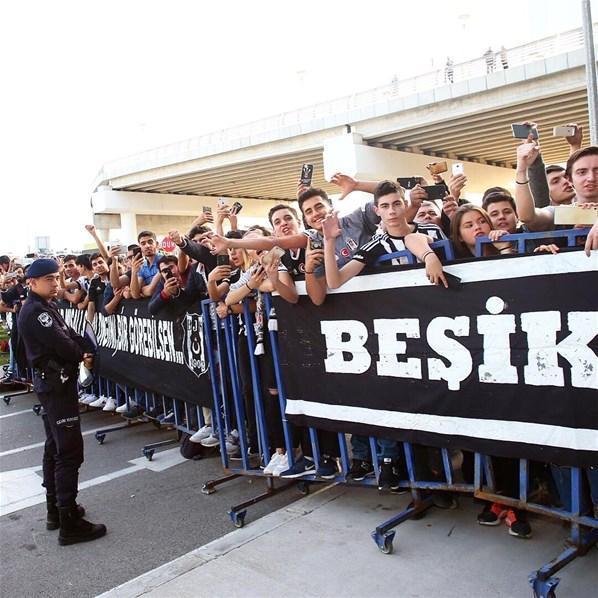 Beşiktaşa İzmirde coşkulu karşılama