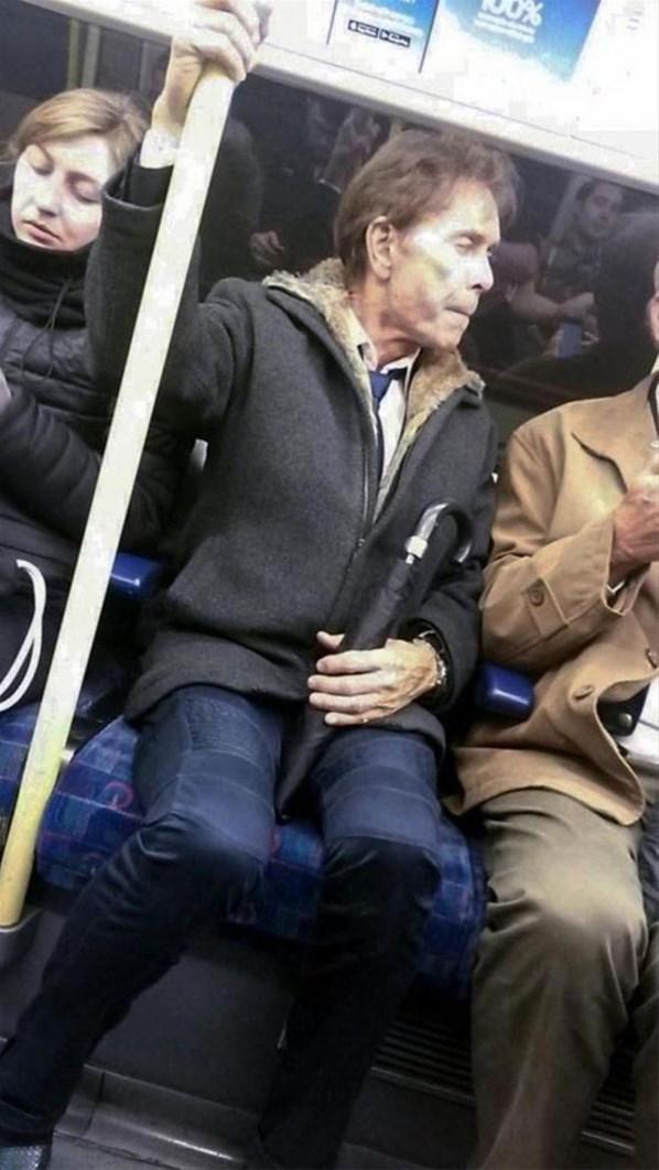 Dünyaca ünlü şarkıcı Cliff Richard metroda
