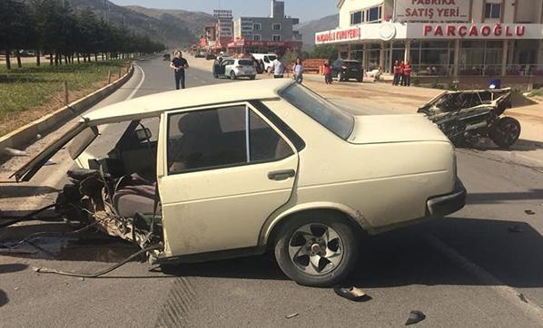Trafik kazasında mucize kurtuluş Otomobil ikiye bölündü