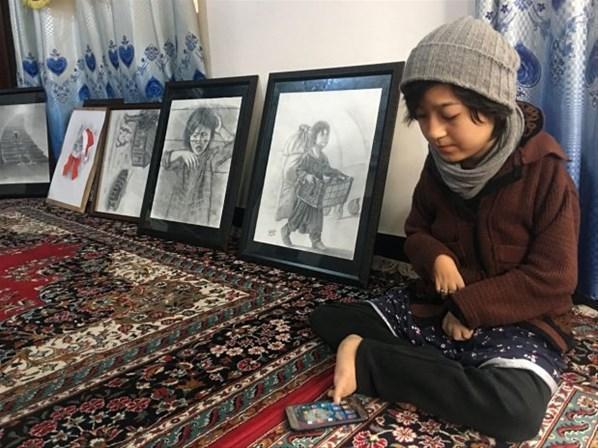 El ve ayakları felçli Afgan kızdan anlamlı 15 Temmuz resmi