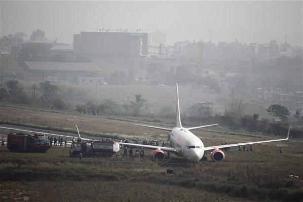 Nepalde uçak pistten çıktı