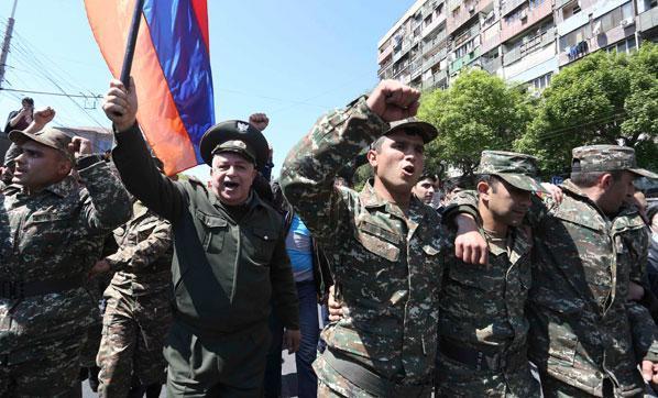 Ermenistanda istifa sonrası kutlama var