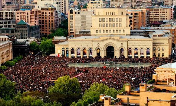 Ermenistanda istifa sonrası kutlama var