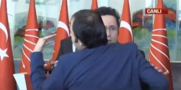 CHP Parti Sözcüsü Bülent Tezcanın üzerine yürüdüler