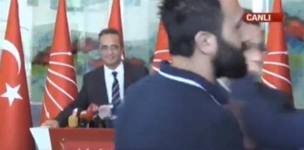 CHP Parti Sözcüsü Bülent Tezcanın üzerine yürüdüler