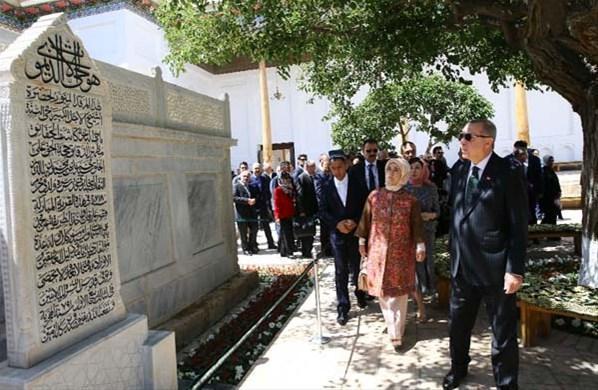 Cumhurbaşkanı Erdoğan türbeyi ziyaret etti