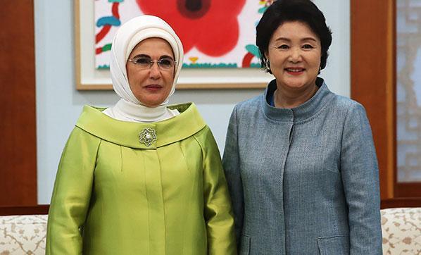 Emine Erdoğan, Kim Jung-sook ile görüştü