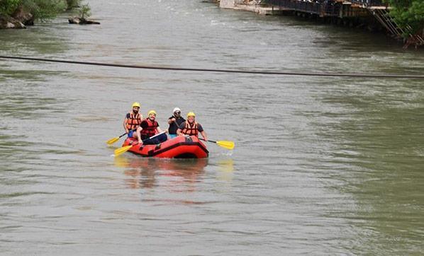 Tuncelide tabuları yıkan Vali bu kez rafting yaptı