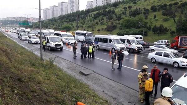 TEMde kaza tutanağı tutan araçlara otomobil çarptı