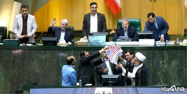 İran meclisinde ABD bayrağı ve nükleer anlaşma metni ateşe verildi