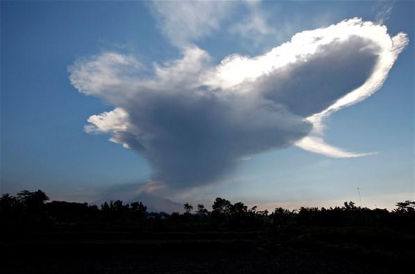 Endonezyada Merapi Yanardağı yeniden faaliyete geçti