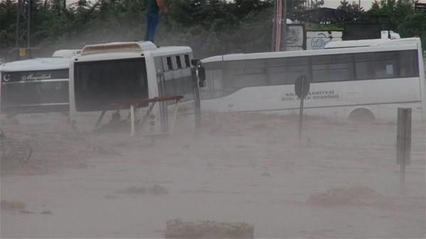 Kilis- Gaziantep karayolu sel nedeniyle kapandı: Yaralılar var