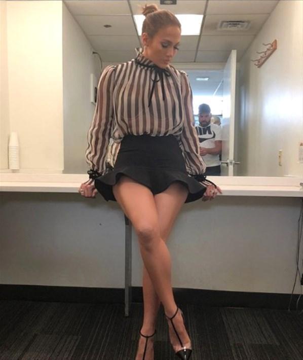 Jennifer Lopezin mini elbisesiyle paylaşımı sosyal medyayı salladı