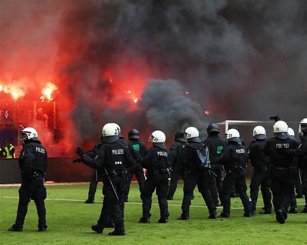 Almanyada şok görüntü Alev alev yaktılar