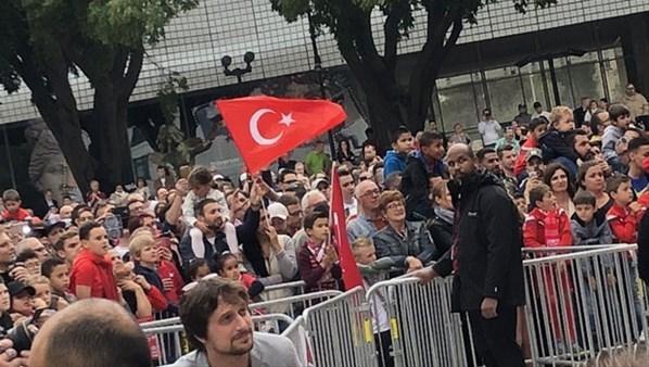İki Türk golcüden Fransız politikacıya Bayrak golü