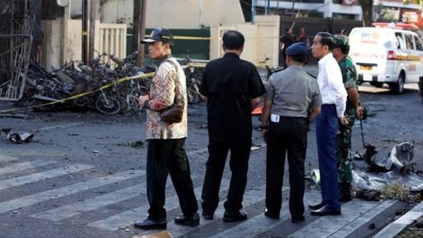 Endonezyada polis merkezine bombalı saldırı Yine aile yaptı