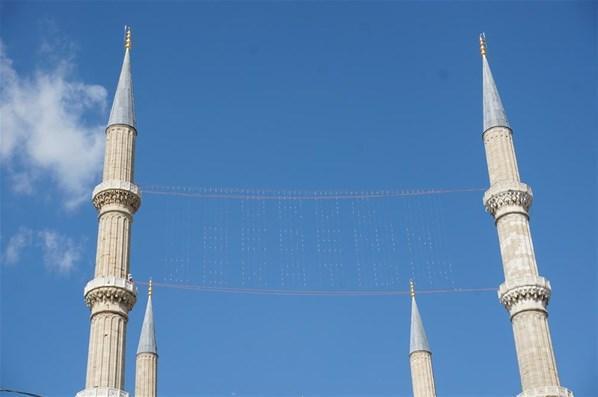 Son mahyacı minarelerin süsünü ramazana hazırladı