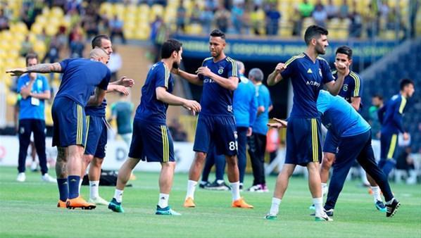 Fenerbahçe tribünlerinden futbolculara gönderme
