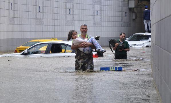 Ankarada sağanak yağış Alt geçidi su bastı