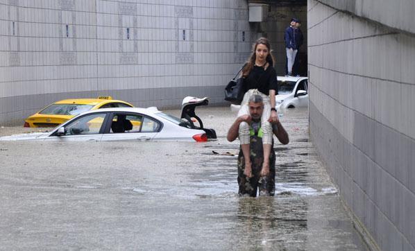 Ankarada sağanak yağış Alt geçidi su bastı
